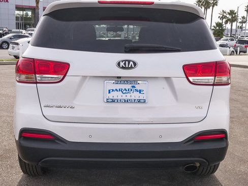 Used 2016 Kia Sorento LX w/ LX Convenience Package image 8