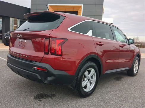 Used 2022 Kia Sorento LX image 4