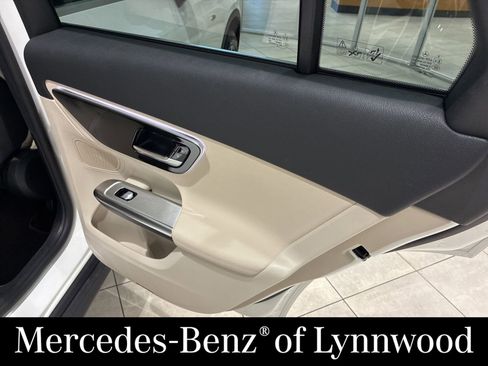 Used 2025 Mercedes-Benz GLC 350e 4MATIC image 21