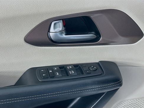 Used 2023 Chrysler Voyager LX FWD image 22