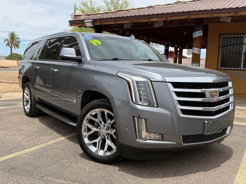Used 2019 Cadillac Escalade ESV Luxury AWD/4WD image 2