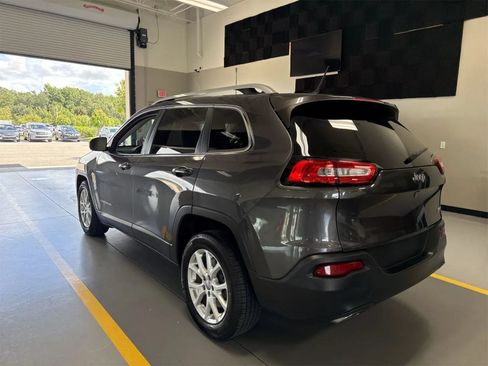 Used 2017 Jeep Cherokee Latitude w/ Comfort & Sound Group FWD image 5