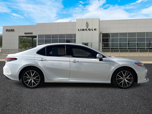 Used 2022 Toyota Camry XLE image 2