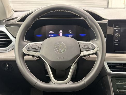 Used 2025 Volkswagen Taos SE w/ Panoramic Sunroof Package FWD image 14