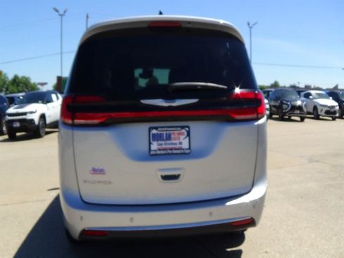 Certified 2024 Chrysler Pacifica Touring-L FWD image 7