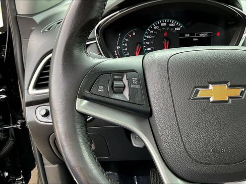 Used 2022 Chevrolet Trax LT w/ LT Convenience Package AWD/4WD image 12