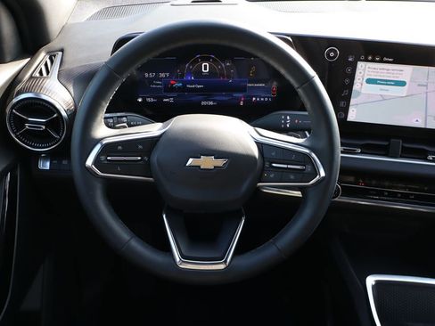 Used 2025 Chevrolet Equinox LT w/ Safety and Technology Package image 17