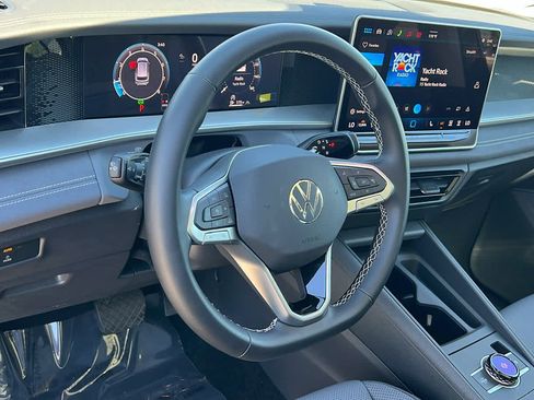 Certified 2026 Volkswagen Tiguan SE w/ Panoramic Sunroof Package AWD/4WD image 10