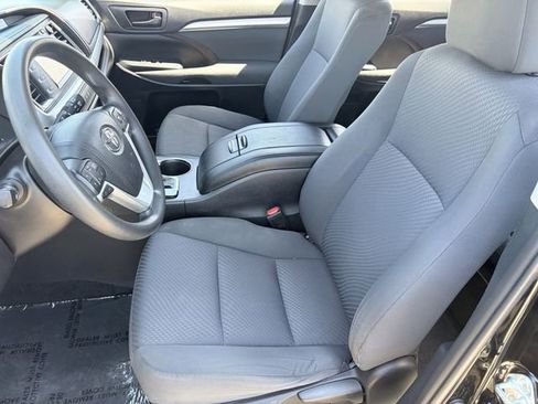 Used 2019 Toyota Highlander LE FWD image 20