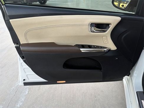 Used 2016 Toyota Avalon Limited image 9