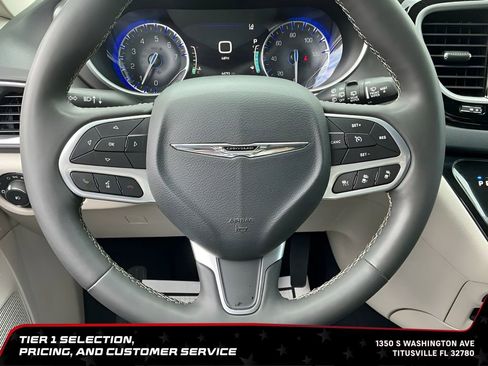 Used 2023 Chrysler Pacifica Touring-L FWD image 30