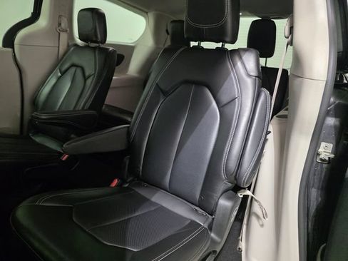 Used 2023 Chrysler Pacifica Touring-L FWD image 23