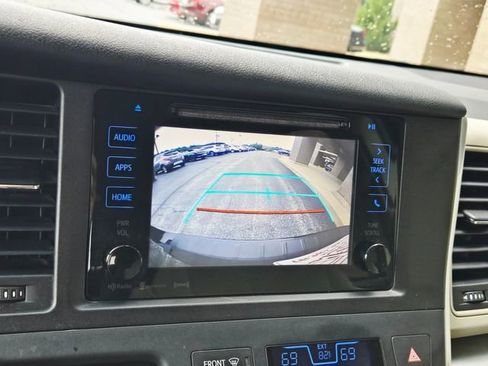 Used 2016 Toyota Sienna LE FWD image 28