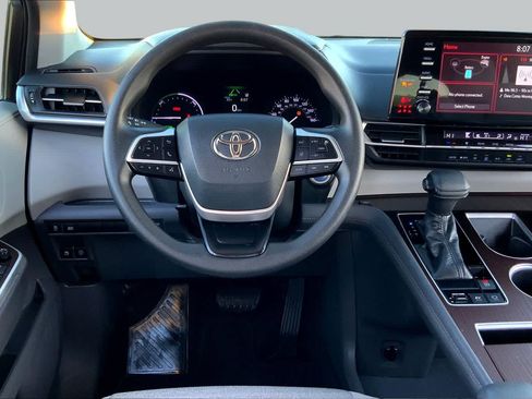 Used 2021 Toyota Sienna LE FWD image 6