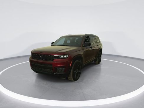 Used 2025 Jeep Grand Cherokee L Laredo image 4