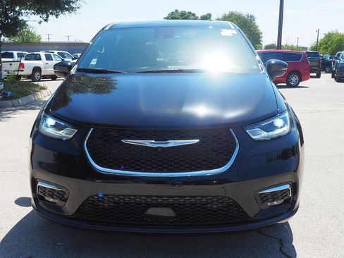 New 2025 Chrysler Pacifica Select w/ Uconnect Theater Family Group image 3