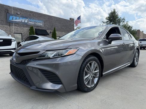 Used 2018 Toyota Camry SE FWD image 1