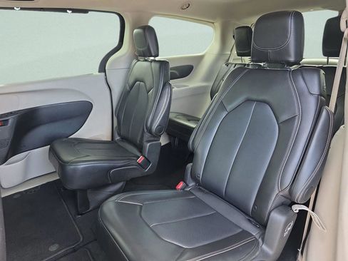 Used 2024 Chrysler Pacifica Touring-L FWD image 20