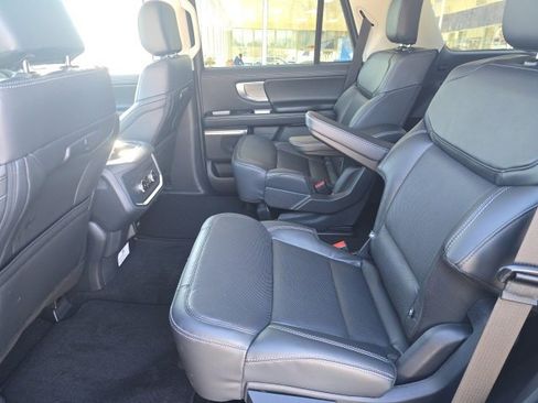 Used 2025 Ford Expedition Platinum image 3