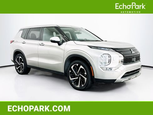 Used 2024 Mitsubishi Outlander SE image 1