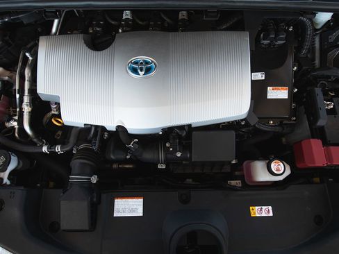 Used 2022 Toyota Prius XLE image 16