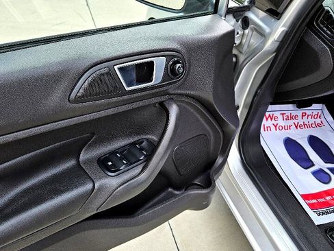 Used 2016 Ford Fiesta Titanium image 9