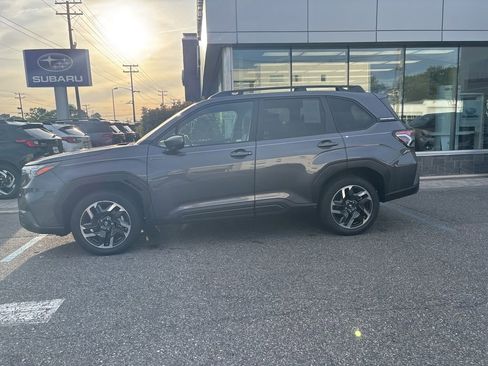 Used 2025 Subaru Forester Premium AWD/4WD image 10