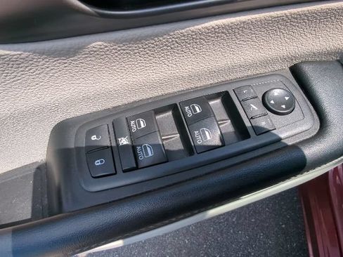 Used 2018 Chrysler Pacifica Limited FWD image 13