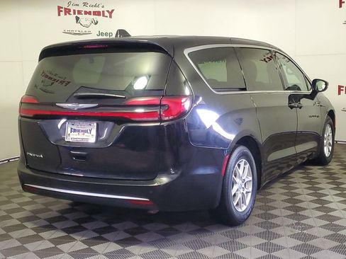 Used 2024 Chrysler Pacifica Touring-L image 3