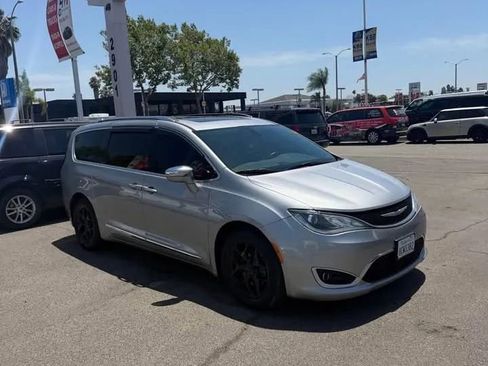 Used 2018 Chrysler Pacifica Limited FWD image 2