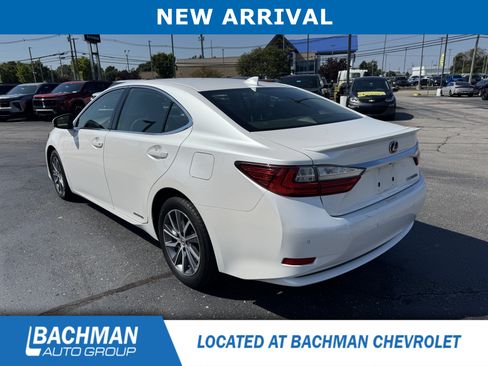 Used 2016 Lexus ES 300h w/ Luxury Package w/Wood Trim FWD image 4