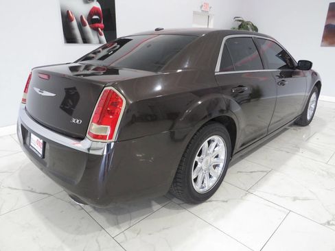 Used 2012 Chrysler 300 RWD image 4