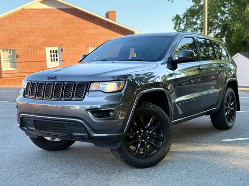 Used 2018 Jeep Grand Cherokee Altitude AWD/4WD image 2