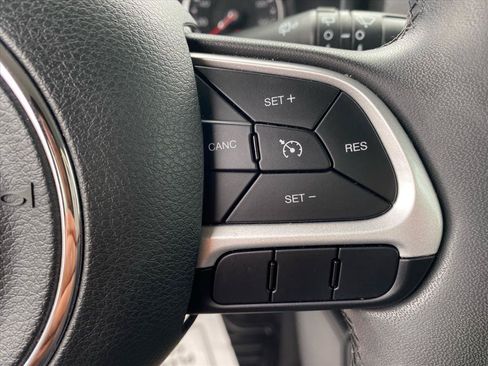 Used 2018 Jeep Renegade Latitude AWD/4WD image 15