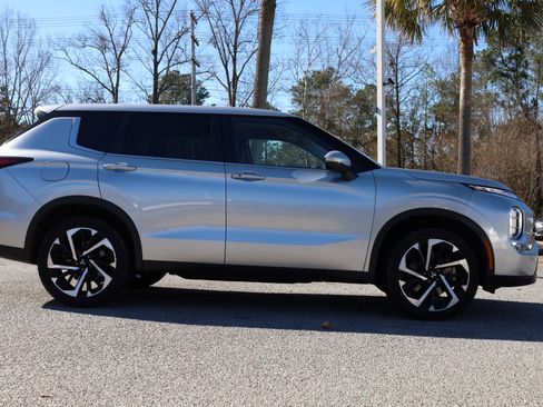 Used 2023 Mitsubishi Outlander SE image 6