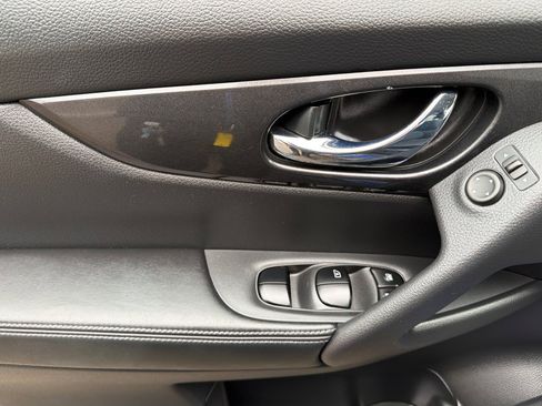 Used 2017 Nissan Rogue SV image 10