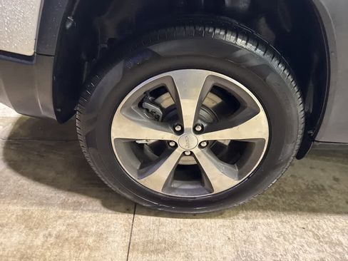 Used 2020 Jeep Cherokee Limited image 24