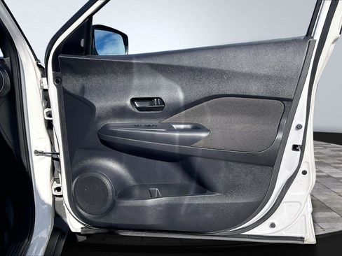 Used 2020 Nissan Kicks S image 24