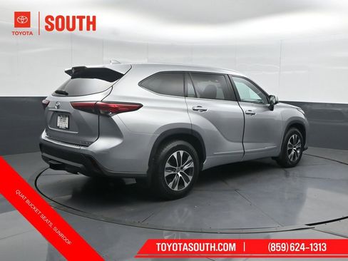 Used 2022 Toyota Highlander XLE AWD/4WD image 2