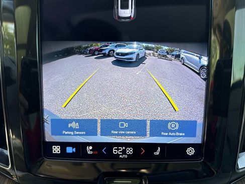 Used 2022 Volvo XC60 B5 Momentum w/ Climate Package image 32