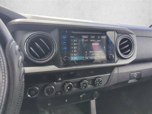 Used 2017 Toyota Tacoma TRD Sport w/ Tow Package (A/T) image 10