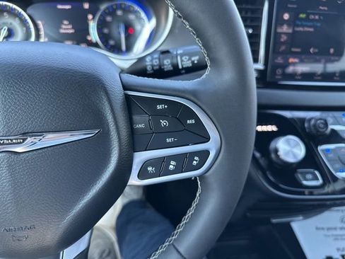 Used 2025 Chrysler Pacifica Select FWD image 21
