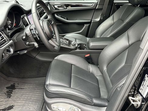 Used 2025 Porsche Macan image 19