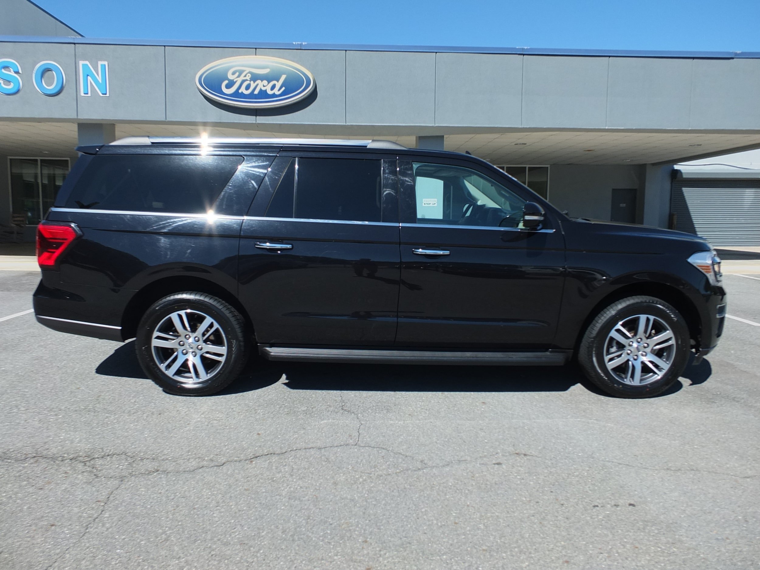 Used 2024 Ford Expedition Max Limited AWD/4WD image 2