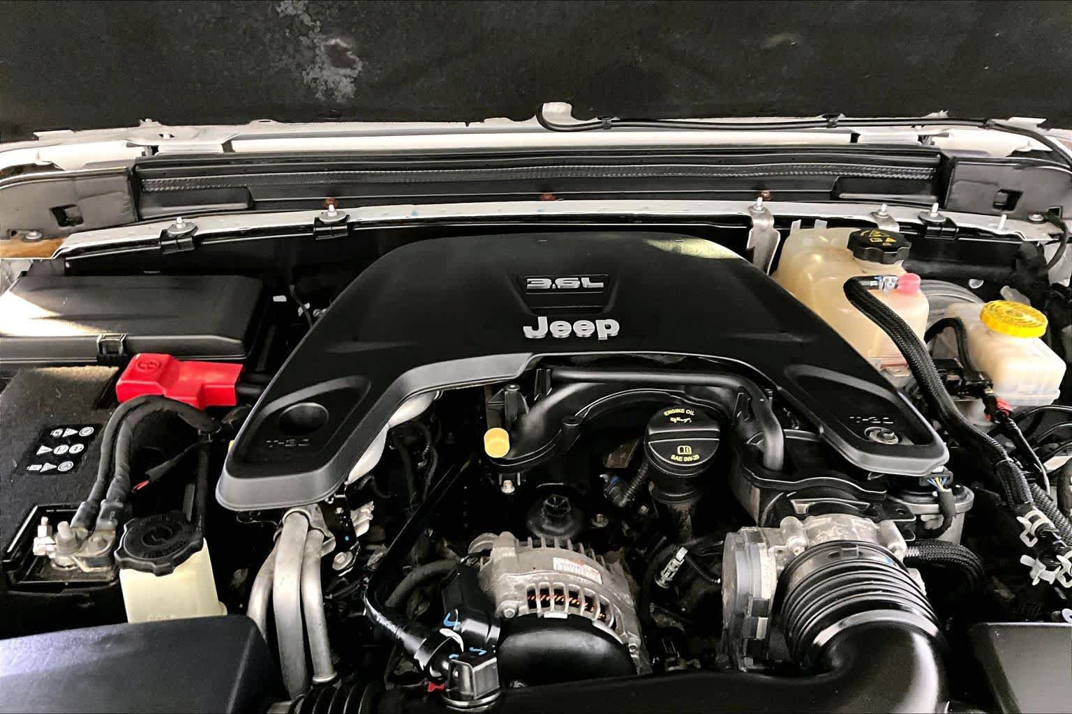 Used 2018 Jeep Wrangler Unlimited Sahara w/ Dual Top Group AWD/4WD image 30