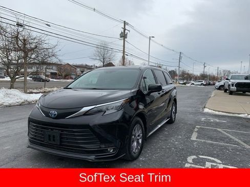 Used 2025 Toyota Sienna XLE image 10