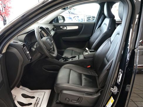 Used 2022 Volvo XC40 T5 Momentum image 26