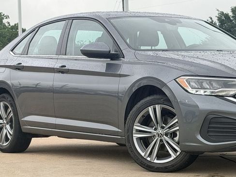 Used 2024 Volkswagen Jetta SE FWD image 11