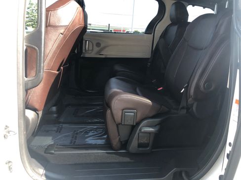 Used 2024 Toyota Sienna Platinum FWD image 20