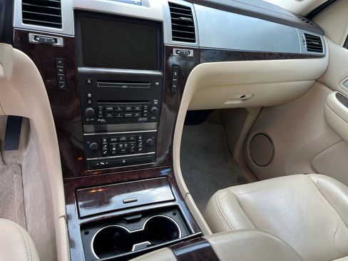 Used 2007 Cadillac Escalade AWD w/ Climate Package image 9
